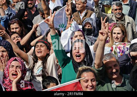 Diyarbakir, Turquie. 13th mai 2023. Les partisans participent au rassemblement du parti de la gauche verte (YSP). Le Parti de la gauche verte (YPS), soutenu par une grande partie de l'opposition kurde aux élections en Turquie, a tenu son rassemblement final à Diyarbakir, sur la place de la gare avec la participation de milliers de personnes. (Photo de Mehmet Masum Suer/SOPA Images/Sipa USA) crédit: SIPA USA/Alay Live News Banque D'Images