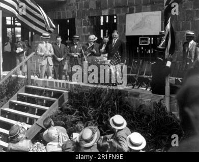 Archivial photo: Vue générale à la pose de la Congressional Country Club Corner Stone - Herbert Hoover derrière la table, avec d'autres ca. 1923 Banque D'Images