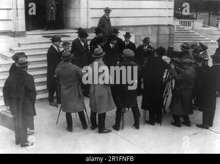 Photo d'archives: Sénat Tea Pot Dome enquête Comm. pose pour groupe de cameramen de film ca. 1924 Banque D'Images