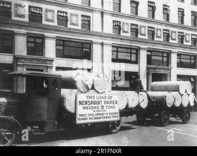 Photo d'archives: Camion chargé de papier journal pour les heures du dimanche soir garés devant le bâtiment Munsey, Washington, D.C. ca. 1920 Banque D'Images