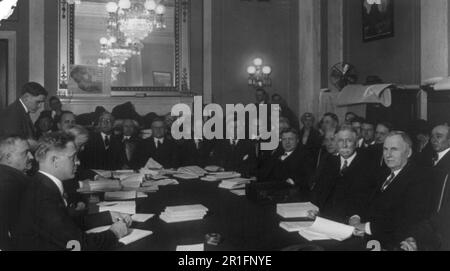 Photo d'archives : Edward L. Doheny témoignant devant le Comité sénatorial Enquête sur les baux d'huile de pot à thé ca. 1924 Banque D'Images