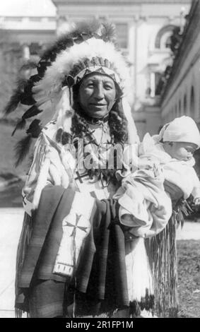 Photo d'archives: Le chef Spotted Crow de la tribu Sioux de Pine Ridge, S.D. et sa petite-fille de cinq mois, Lena Lou White House ca. 1929 Banque D'Images