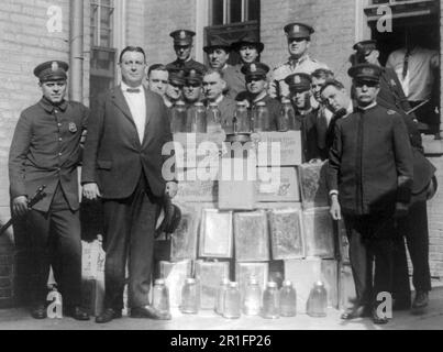 Archives photo: Groupe de policiers posé avec des cas de lune brillent pendant l'interdiction ca. 1922 Banque D'Images