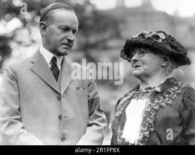 Photo d'archives: Président Calvin Coolidge et 'Mother' Jones, à mi-longueur, debout à l'extérieur ca. 1924 Banque D'Images