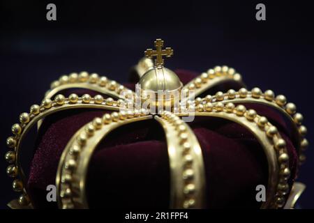 Bucarest, Roumanie. 13th mai 2023 : la couronne de la reine Élisabeth de Roumanie exposée dans la salle des trésors du Musée national d'histoire roumaine pendant la longue nuit des musées de Bucarest. Credit: Lucien Alecu/Alamy Live News Banque D'Images