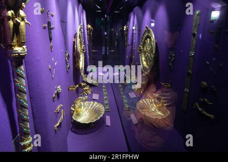 Bucarest, Roumanie. 13th mai 2023 : plateau et coupe de la princesse Maria exposés dans la salle des trésors du Musée national d'histoire roumaine pendant la longue nuit des musées de Bucarest. Credit: Lucien Alecu/Alamy Live News Banque D'Images