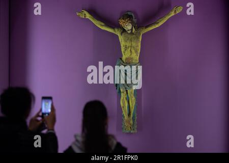 Bucarest, Roumanie. 13th mai, 2023: Les gens prennent des photos de Jésus-Christ sur la Croix, bois sculpté, de l'église Mercheasa (16th siècle) dans la Galerie d'art médiévale roumaine du Musée national d'art roumain pendant la longue nuit des musées à Bucarest. Credit: Lucien Alecu/Alamy Live News Banque D'Images