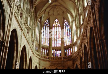 Intérieur de St. Cathédrale de Vitus; vitrail, à Prague Tchécoslovaquie (République tchèque actuelle) ca. 1972 Banque D'Images