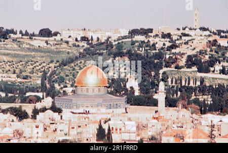 Israël: La vieille ville de Jérusalem; dôme d'or de la mosquée Rock. Photo de Joan Iaconetti ca. 1995 Banque D'Images