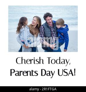 Composition du texte de jour des parents heureux au-dessus de la famille caucasienne heureuse à la plage Banque D'Images