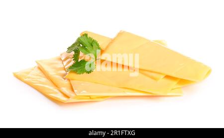 Tranches de fromage savoureux avec herbes sur fond blanc Banque D'Images