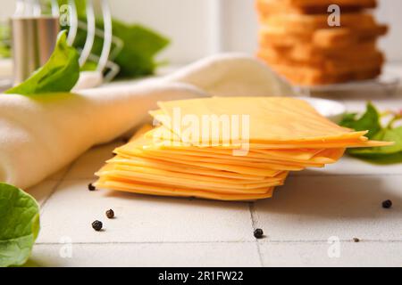 Tranches de fromage savoureux sur la table Banque D'Images