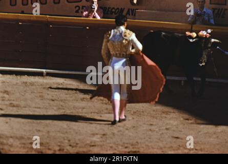 Tauromachie à Nogales Mexique, tauntant le taureau ca. 1961 Banque D'Images