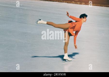 1960 Jeux olympiques d'hiver à Squaw Valley Californie: Femme patineuse pratiquant sa routine sur la patinoire ouest Banque D'Images