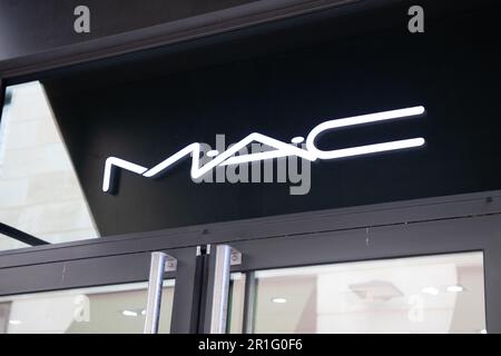 Bordeaux , Aquitaine France - 05 09 2023 : logo et texte mac marque sur la chaîne façade boutique cosmétiques maquillage Art fabricant Banque D'Images
