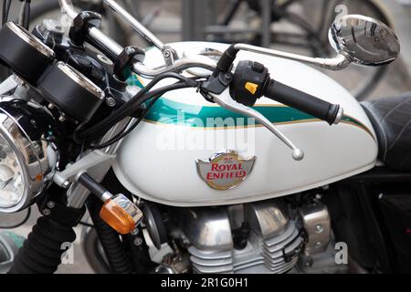 Bordeaux , Aquitaine France - 05 01 2023 : logo Royal Enfield marque et texte signe sur Indian motorbike fuel réservoir essence blanc vert peinture moto Banque D'Images