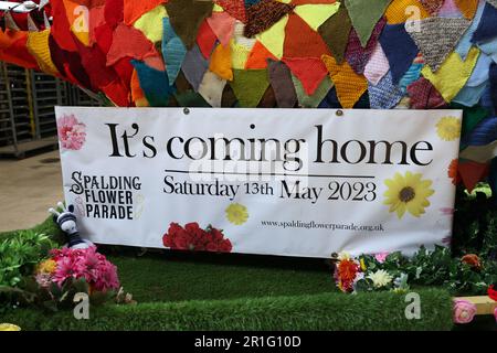 Spalding, Royaume-Uni. 11th mai 2023. Avec le Spalding Flower Festival à seulement deux jours, 'épingler' des têtes de tulipe sur les chars de parade commence. La parade a été ravivée par Stephen Timewell après la dernière fois en 2013. Plus d'un million de têtes de tulipe sont utilisées pour décorer des flotteurs qui défileront à travers la ville de Spalding, dans le Lincolnshire, le 13th mai 2023. Crédit : Paul Marriott/Alay Live News Banque D'Images
