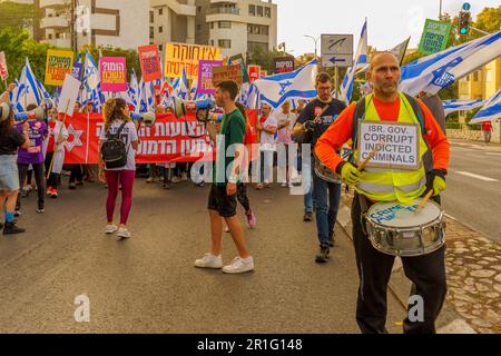 Haïfa, Israël - 13 mai 2023 : les gens marchent avec des drapeaux et divers signes. 19th semaines de manifestations anti-gouvernementales à Haïfa, Israël Banque D'Images