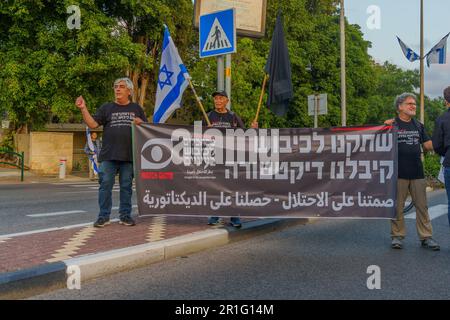 Haïfa, Israël - 13 mai 2023 : hommes avec signe anti-occupation. 19th semaines de manifestations anti-gouvernementales à Haïfa, Israël Banque D'Images