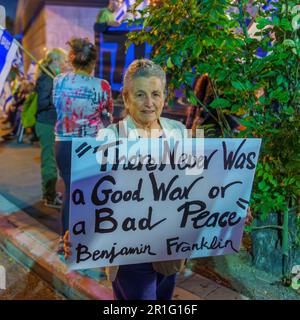 Haïfa, Israël - 13 mai 2023 : une femme avec un signe anti-guerre. 19th semaines de manifestations anti-gouvernementales à Haïfa, Israël Banque D'Images
