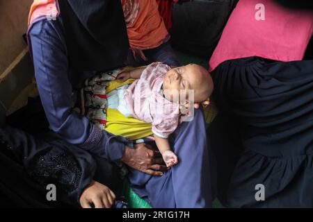 Dhaka, Dhaka, Bangladesh. 14th mai 2023. Les femmes prennent refuge avec leurs enfants sur l'île de Shahpori, à la périphérie de Teknaf, sur 14 mai 2023, devant la chute du Cyclone Mocha. On a demandé au port maritime de Cox's Bazar et de Shahpori Island de lever le signal de mise en garde (signal de grand danger) 10 alors que le cyclone Mocha s'est intensifié dans une tempête cyclonique extrêmement grave au-dessus de la baie centrale est du Bengale. (Credit image: © Abu Sufian Jewel/ZUMA Press Wire) USAGE ÉDITORIAL SEULEMENT! Non destiné À un usage commercial ! Banque D'Images