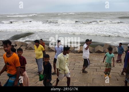 Dhaka, Dhaka, Bangladesh. 14th mai 2023. On a demandé au port maritime de Cox's Bazar et de Shahpori Island de lever le signal de mise en garde (signal de grand danger) 10 alors que le cyclone Mocha s'est intensifié dans une tempête cyclonique extrêmement grave au-dessus de la baie centrale est du Bengale. (Credit image: © Abu Sufian Jewel/ZUMA Press Wire) USAGE ÉDITORIAL SEULEMENT! Non destiné À un usage commercial ! Banque D'Images