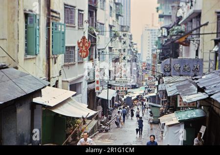 Piétons marchant dans la zone Cat Street de Hong Kong ca. 1973 Banque D'Images