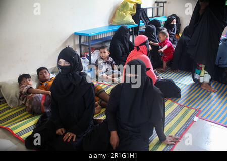 Dhaka, Dhaka, Bangladesh. 14th mai 2023. Les femmes prennent refuge avec leurs enfants sur l'île de Shahpori, à la périphérie de Teknaf, sur 14 mai 2023, devant la chute du Cyclone Mocha. On a demandé au port maritime de Cox's Bazar et de Shahpori Island de lever le signal de mise en garde (signal de grand danger) 10 alors que le cyclone Mocha s'est intensifié dans une tempête cyclonique extrêmement grave au-dessus de la baie centrale est du Bengale. (Credit image: © Abu Sufian Jewel/ZUMA Press Wire) USAGE ÉDITORIAL SEULEMENT! Non destiné À un usage commercial ! Banque D'Images