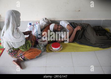 Dhaka, Dhaka, Bangladesh. 14th mai 2023. Un vieil homme s'abriter avec ses enfants sur l'île de Shahpori, à la périphérie de Teknaf, sur 14 mai 2023, devant la chute du Cyclone Mocha. On a demandé au port maritime de Cox's Bazar et de Shahpori Island de lever le signal de mise en garde (signal de grand danger) 10 alors que le cyclone Mocha s'est intensifié dans une tempête cyclonique extrêmement grave au-dessus de la baie centrale est du Bengale. (Credit image: © Abu Sufian Jewel/ZUMA Press Wire) USAGE ÉDITORIAL SEULEMENT! Non destiné À un usage commercial ! Banque D'Images