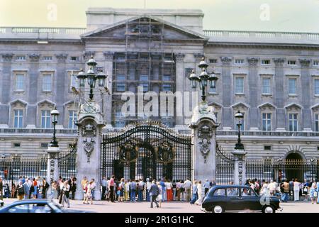 Touristes aux portes de Buckingham Palace à Londres Angleterre ca. 1976 Banque D'Images