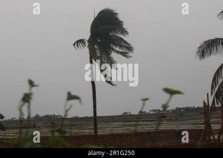 Dhaka, Dhaka, Bangladesh. 13th mai 2023. On a demandé au port maritime de Cox's Bazar et de Shahpori Island de lever le signal de mise en garde (signal de grand danger) 10 alors que le cyclone Mocha s'est intensifié dans une tempête cyclonique extrêmement grave au-dessus de la baie centrale est du Bengale. (Credit image: © Abu Sufian Jewel/ZUMA Press Wire) USAGE ÉDITORIAL SEULEMENT! Non destiné À un usage commercial ! Banque D'Images