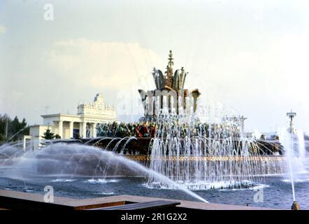 Fontaine de fleurs en pierre à VDNKh à Moscou Russie (URSS) ca. 1972 Banque D'Images