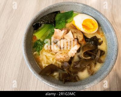 Vue de dessus d'un bol de ramen sur une table en bois Banque D'Images