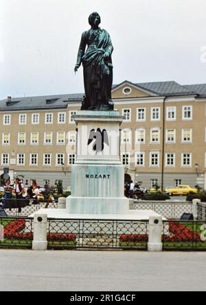 Statue de Mozart sur la place Mozartplatz, située au centre de la vieille ville de Salzbourg. 1980 Banque D'Images