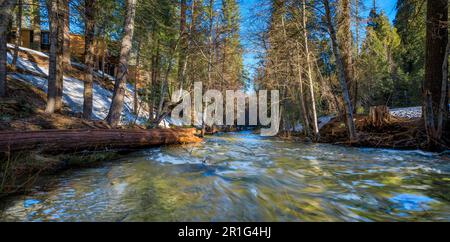 Vue panoramique de l'ancien pont couvert de Wawona en bois sur la rivière Merced, parc national de Yosemite, chaîne de montagnes de la Sierra Nevada en Californie, États-Unis Banque D'Images