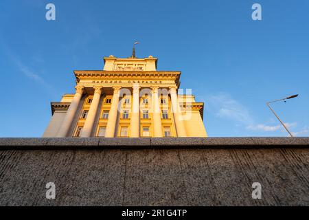 Sofia, Bulgarie. Mai 2023. Vue sur la façade du bâtiment de l'Assemblée nationale de Bulgarie au coucher du soleil dans le centre-ville Banque D'Images