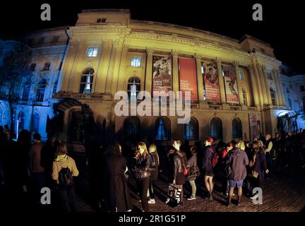 Bucarest, Roumanie. 13th mai 2023. Les gens attendent en ligne pour visiter le Musée national d'art de Roumanie qui ouvre jusqu'à tard dans la nuit dans le cadre de l'initiative culturelle nuit européenne des musées dans le centre-ville de Bucarest, capitale de la Roumanie, 13 mai 2023. Credit: Cristian Cristel/Xinhua/Alay Live News Banque D'Images