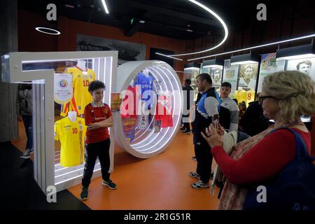 Bucarest, Roumanie. 13th mai 2023. Les gens visitent le Musée du football qui ouvre jusque tard dans la nuit dans le cadre de l'initiative culturelle nuit européenne des musées dans le centre-ville de Bucarest, capitale de la Roumanie, 13 mai 2023. Credit: Cristian Cristel/Xinhua/Alay Live News Banque D'Images