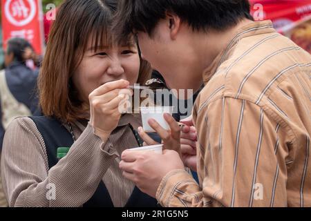 Tokyo, Japon. 14th mai 2023. Les gens goûtant des collations lors d'un festival de la nourriture du Sichuan qui s'est tenu au parc central de Nakano, à Tokyo, au Japon, en Ontario, à 14 mai 2023. Le festival de la gastronomie du Sichuan s'est tenu ici de 13 mai à 14 mai. Credit: Zhang Xiaoyu/Xinhua/Alay Live News Banque D'Images