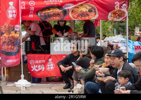 Tokyo, Japon. 14th mai 2023. Les visiteurs sont photographiés lors d'un festival gastronomique du Sichuan qui se tient au parc central de Nakano, à Tokyo, au Japon, sur 14 mai 2023. Le festival de la gastronomie du Sichuan s'est tenu ici de 13 mai à 14 mai. Credit: Zhang Xiaoyu/Xinhua/Alay Live News Banque D'Images