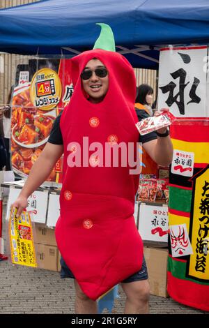 Tokyo, Japon. 14th mai 2023. Un membre du personnel en costume de piment est photographié lors d'un festival culinaire du Sichuan qui a lieu au parc central de Nakano, à Tokyo, au Japon, sur 14 mai 2023. Le festival de la gastronomie du Sichuan s'est tenu ici de 13 mai à 14 mai. Credit: Zhang Xiaoyu/Xinhua/Alay Live News Banque D'Images