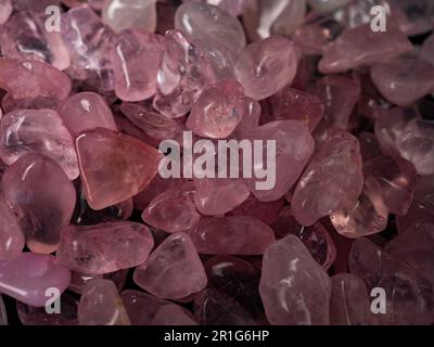 Prise de vue macro de cristal de quartz de rose tumbré, Banque D'Images
