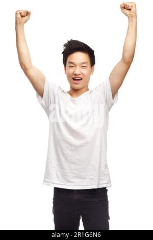 Oui, gagner et portrait avec un asiatique de sexe masculin adolescent avec la jeunesse et la réalisation en studio. Vainqueur, enthousiaste et adolescent avec fond blanc et victoire Banque D'Images