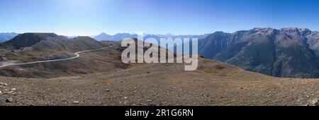 Vue depuis Colle dell'Assietta, route de crête d'Assietta, passez dans les Alpes cottiennes, Piémont, Italie Banque D'Images