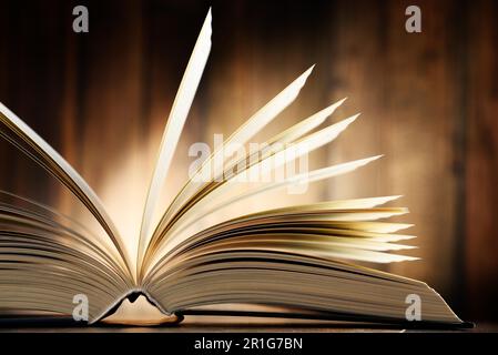 La composition avec livre relié sur la table Banque D'Images