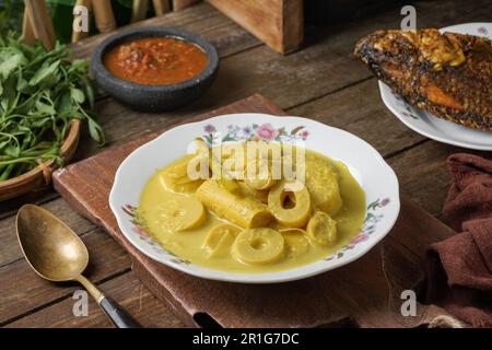 MASAK Lemak Rebung est connu comme une pousse de bambou avec de la sauce à la noix de coco jaune. Plats malais traditionnels en Malaisie et en Indonésie Banque D'Images