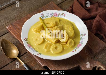 MASAK Lemak Rebung est connu comme une pousse de bambou avec de la sauce à la noix de coco jaune. Plats malais traditionnels en Malaisie et en Indonésie Banque D'Images