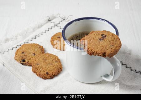 Biscuits d'avoine aux raisins secs et aux chips de chocolat. En-cas traditionnel de dessert britannique ou repas du petit-déjeuner Banque D'Images