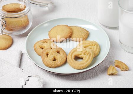 Assortiment de biscuits au beurre de quatre bretzels entiers, biscuits sablés ronds et rectangulaires avec du sucre. En-cas ou petit-déjeuner anglais traditionnel Banque D'Images