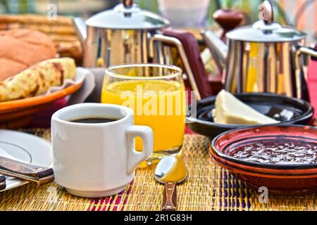 Petit-déjeuner marocain servi sur la terrasse de l'hôtel dans les montagnes de l'Atlas Banque D'Images